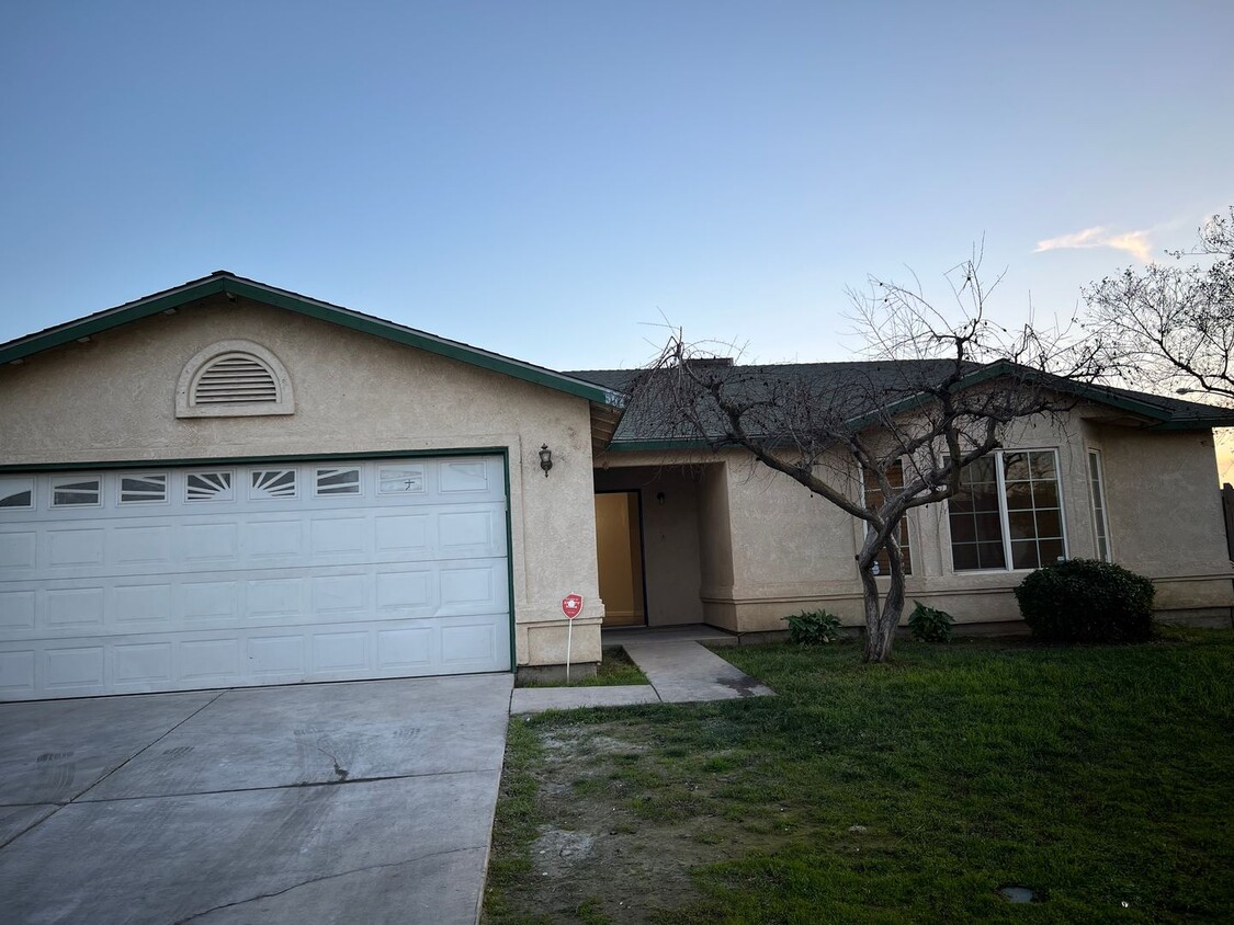 Primary Photo - 4 bed 2 bath available now! Open House 1/3...