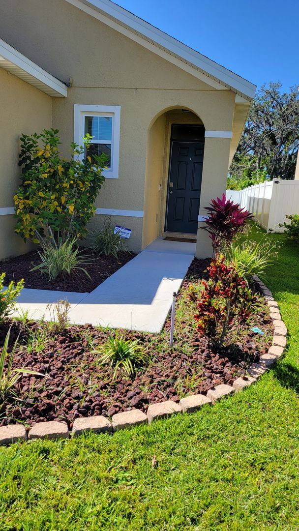 Foto del edificio - PENDING LEASE Annual UNfurnished newer 3/2...