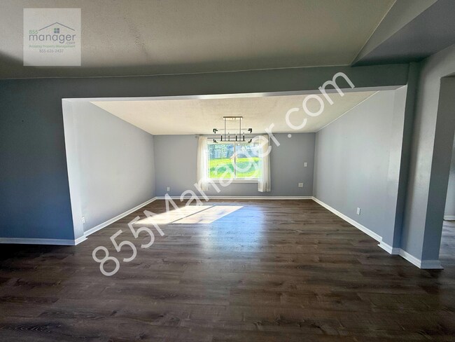 Foto del edificio - Updated 4-Bedroom with Primary Suite & Fen...