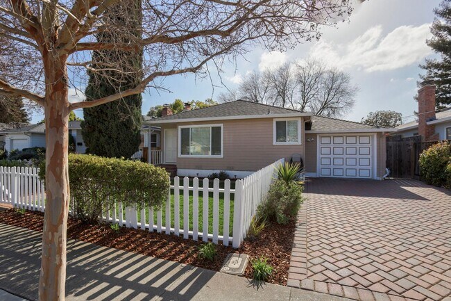 Foto del edificio - 3 Bed / 2 Bath Redwood City home with calming backyard oasis and a white picket fence. YouTube to...