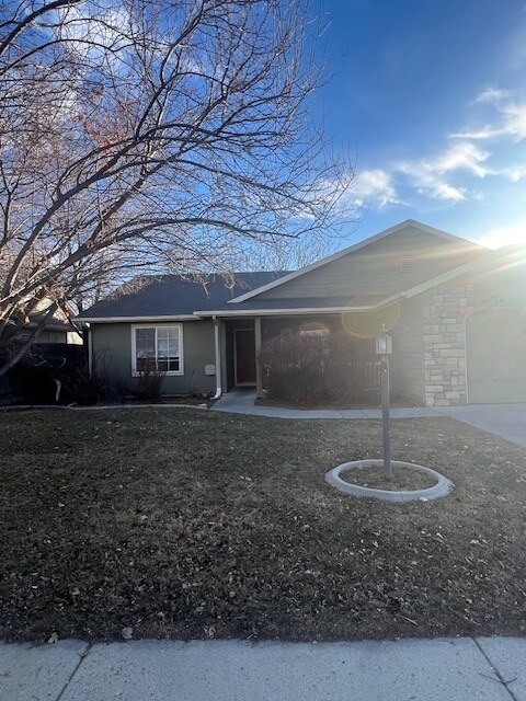 Building Photo - Revamped 4bed 2bath South Boise