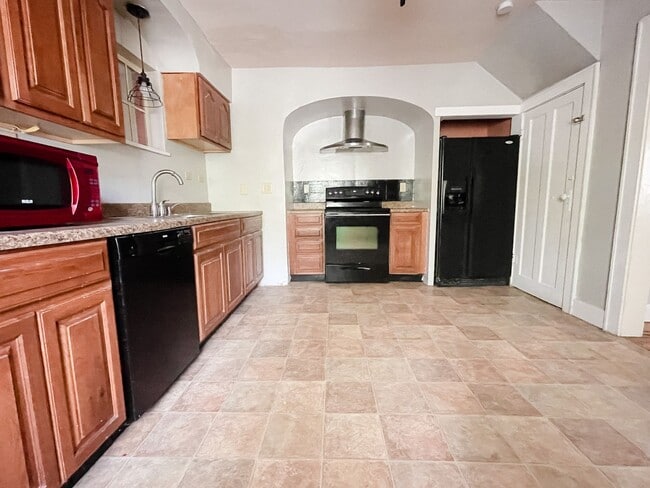 Building Photo - Attached Garage