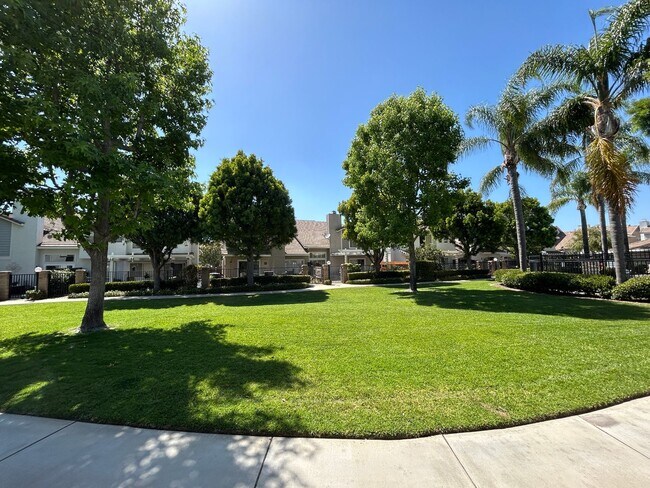 Foto del edificio - Beautiful 3 Bedroom 3 Bath Townhome with Loft in Orange!