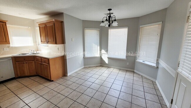 Foto del edificio - July move in! Beautiful 3 Bedroom 2 Bathro...