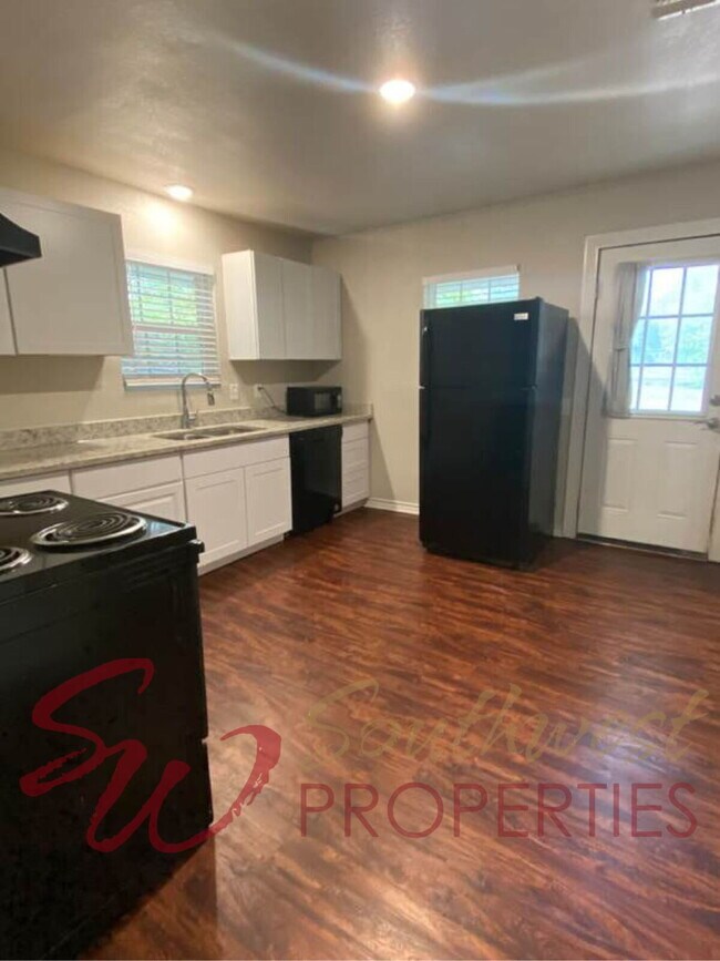 Foto del edificio - 2 Bed / 2 Bath with Office + Huge Fenced Backyard