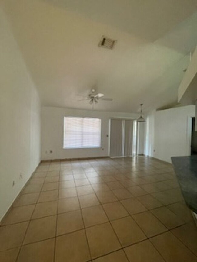 Building Photo - Nice 3 Bedroom 2 Bath