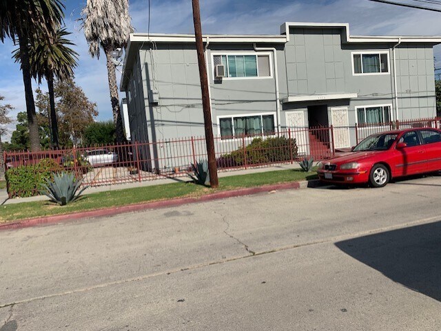 Front of the apartment - 5113 Roseland St