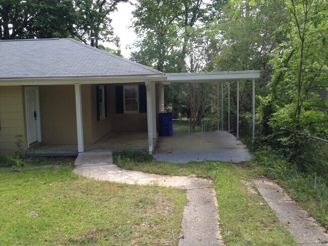 Building Photo - **UPCOMING**3 Bedroom / 2 Bathroom Home fo...