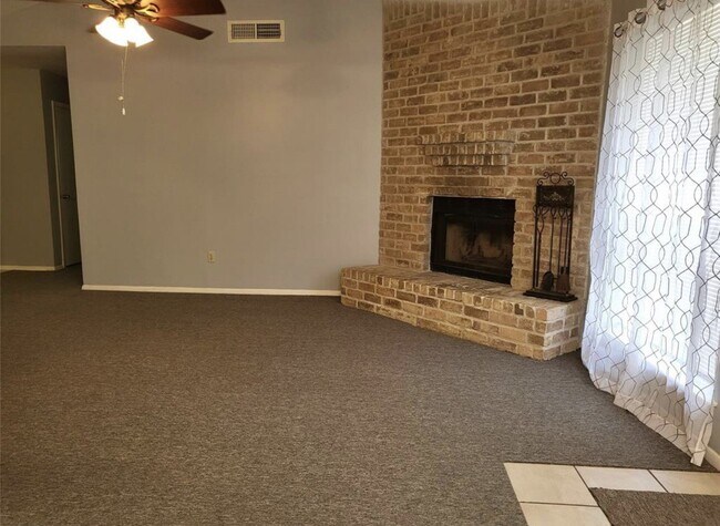 Building Photo - This Home Won't Last Long! Spacious 4 bedr...