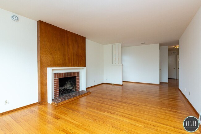 Building Photo - CHARMING MIDCENTURY HOME IN QUIET NEIGHBOR...