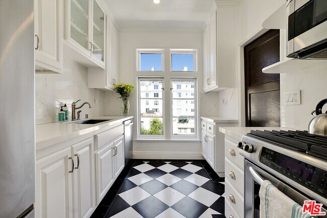Building Photo - 1360 N Crescent Heights Blvd