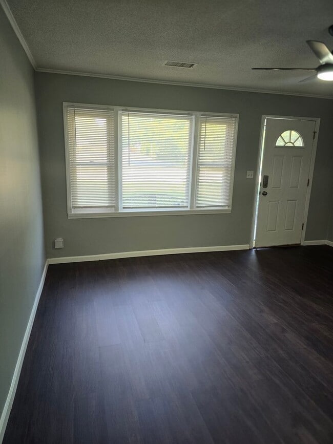 Building Photo - Newly Renovated 2 bedroom in Roeland park