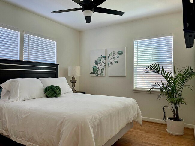 Building Photo - 4814 Holloway Dr