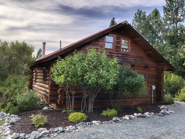 Building Photo - Therault Lake Log Home
