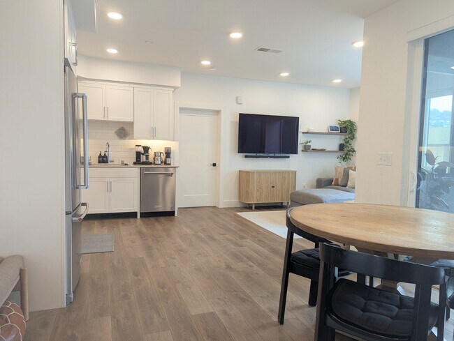 Espacio de cocina/comedor/sala de estar - 10300 San Pablo Ave