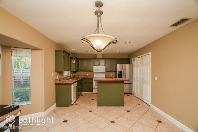 Building Photo - 2 br, 2 bath House - 1304 71st Street Nort...