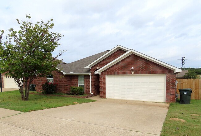 Building Photo - South Tyler - Beautiful 3 Bedroom, 2 Bath ...