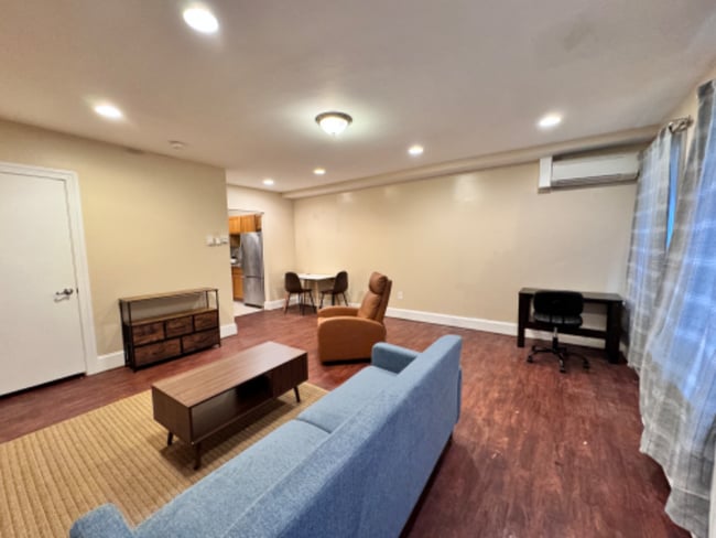 Building Photo - 333 C St SE