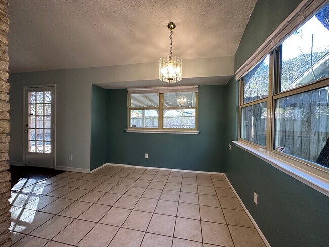 Foto del edificio - 7306 Broken Arrow Ln