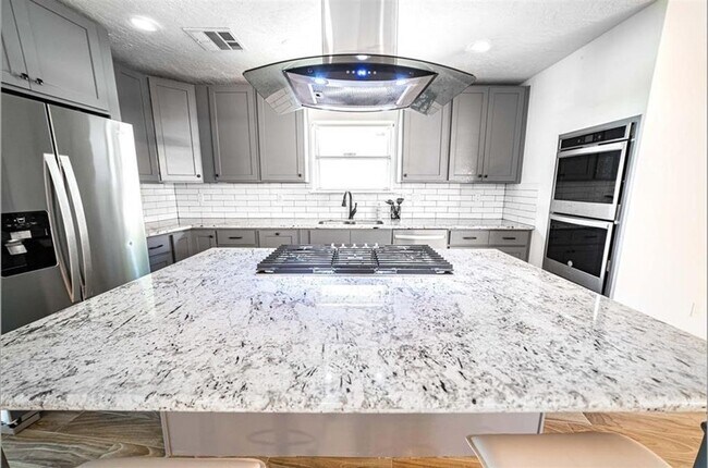 Foto del edificio - Newly Renovated 4-bedroom Home Inside the Loop