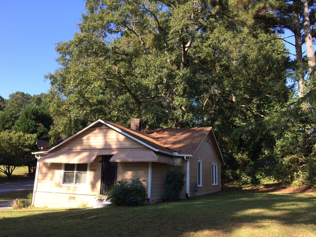 Building Photo - Large 2 Bedroom Newly updated home in East...