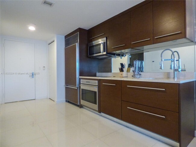 Building Photo - 495 Brickell Ave