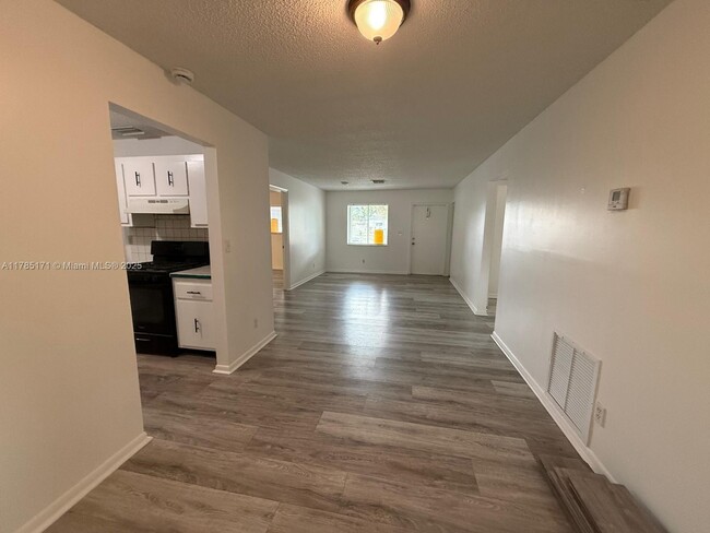 Foto del edificio - 2631 NW 25th St