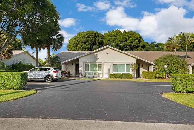 Building Photo - 708 Lago Rd