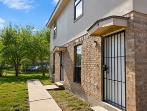 Building Photo - 513 W Matz Ave