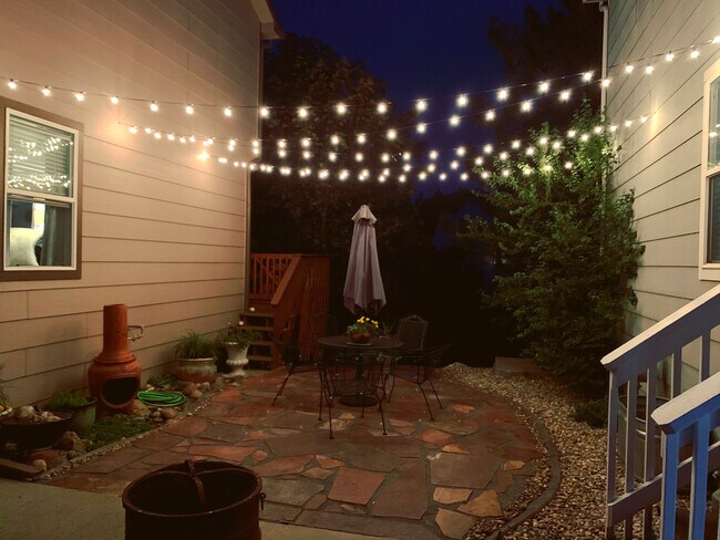 Entrada / Patio lateral compartido / Luces - 1010 Winona Cir