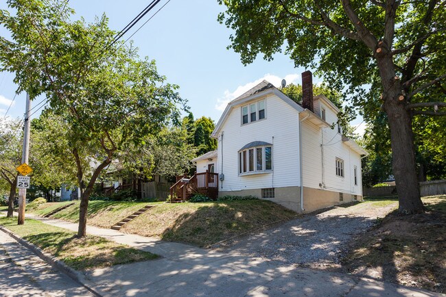 Building Photo - Newly Renovated 4 Bedroom 1 Bath Home