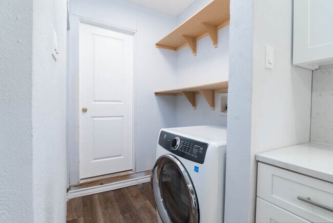 Foto del edificio - 560 W Highland Blvd