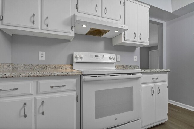 Building Photo - Walkable Downtown Lexington Living in Shadow Moss | Ground-Floor 2BR Retreat - Water sewer & tras...