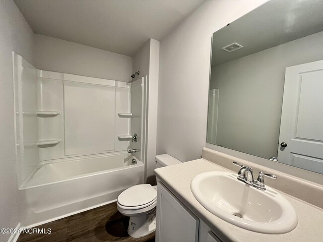 Foto del edificio - 8201 E Highcroft Dr NE