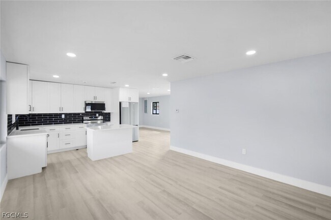 Foto del edificio - 1389 Pine Ave