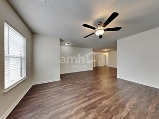 Foto del edificio - 619 Resinwood Rd