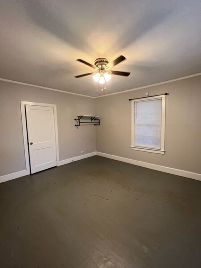 Foto del edificio - Cute home in Victor Mill in Greer. Rocking chair front porch, 2 bedrooms, 1 full bath with Hardwo...