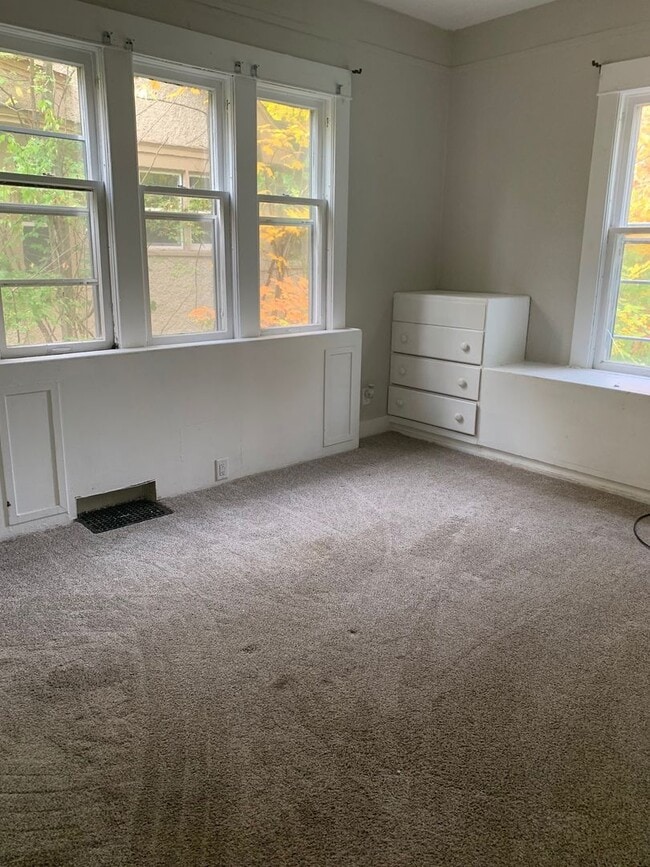 Building Photo - 913 Egleston Avenue