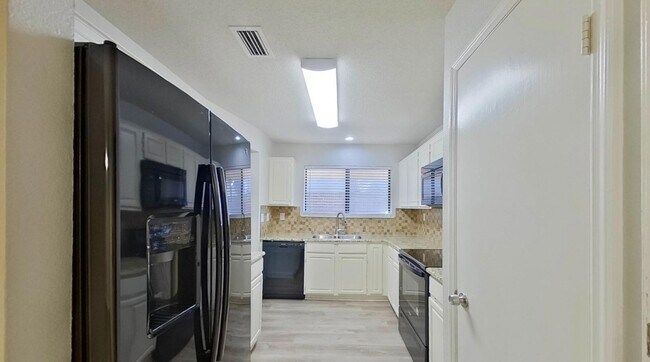 Foto del edificio - Beautifully Renovated 3-Bedroom Home with Premium Finishes