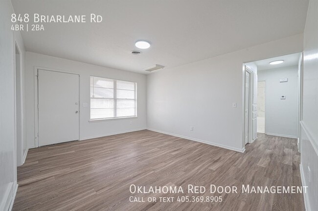 Foto del edificio - 848 Briarlane Rd