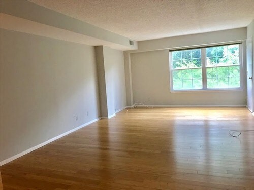 Building Photo - Beautiful McLean Condo Near Metro