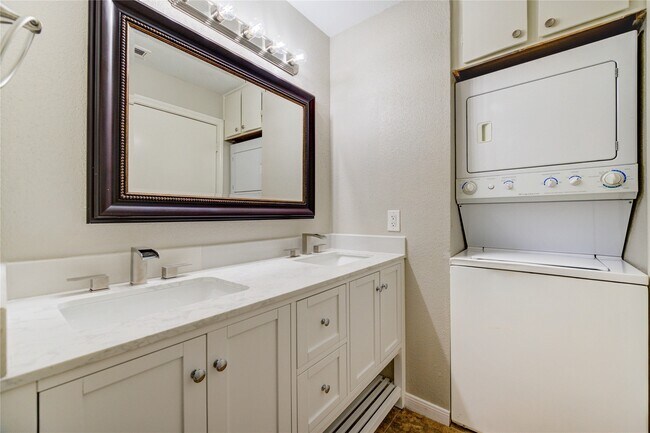 Building Photo - 726 Bering Dr