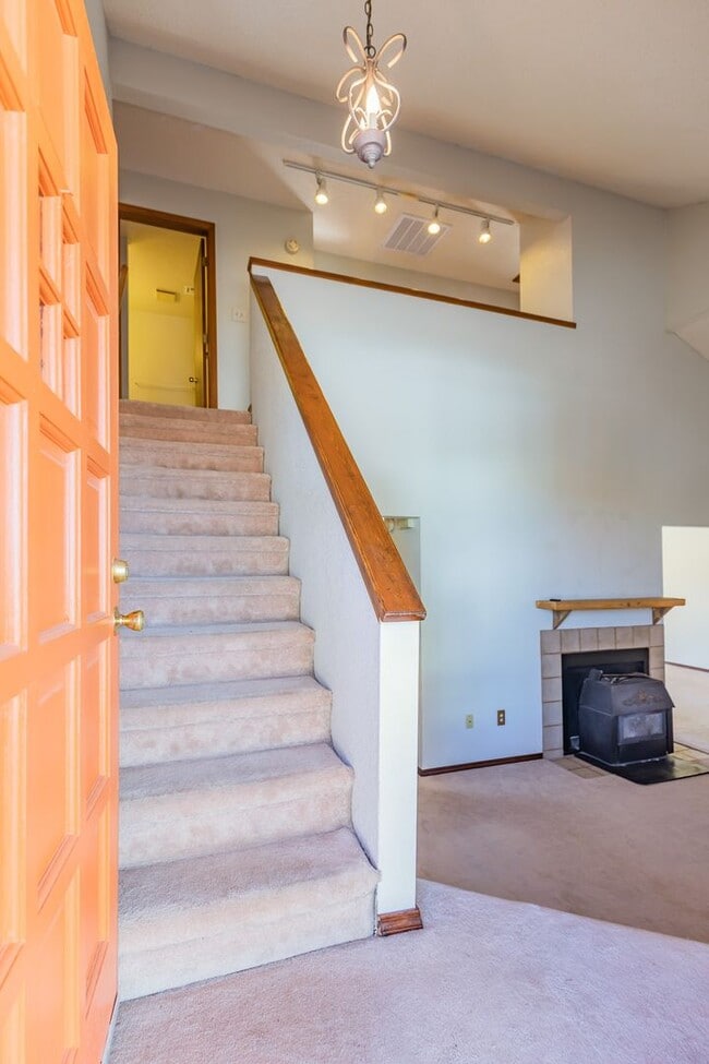 Building Photo - Beautiful 2-Story Home