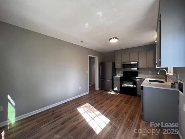 Building Photo - 407 Stirrup Ct