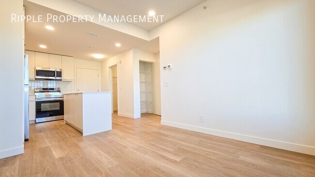 Photo du bâtiment - Modern 2 Beds, 2 Baths Apartment/Condo | 2...