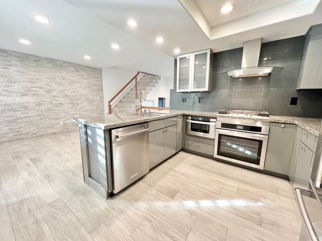 Foto del edificio - Sophisticated Manhattan Beach Townhome with Private Patio & 2-Car Garage