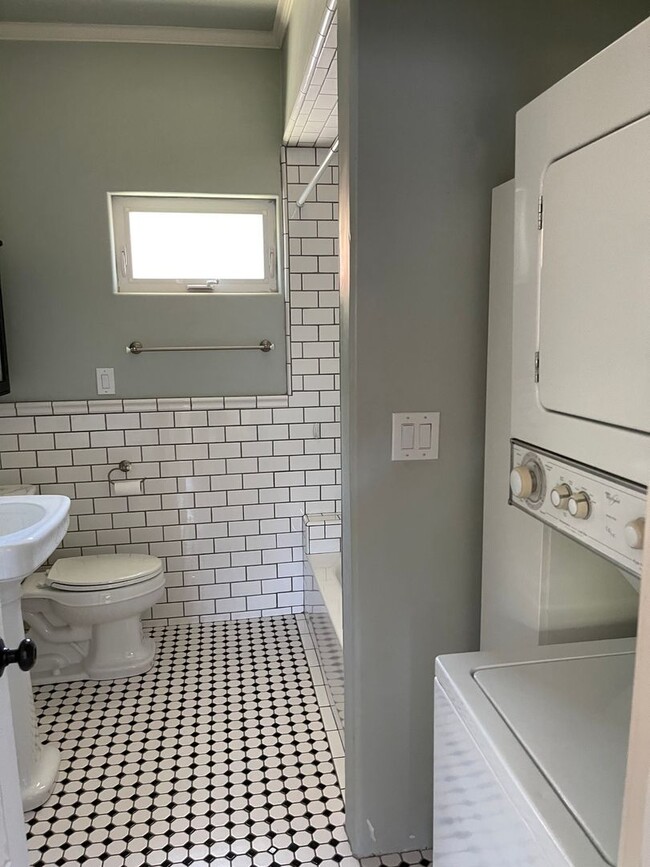 Building Photo - Darling Old Roseville Home - Dog Friendly!
