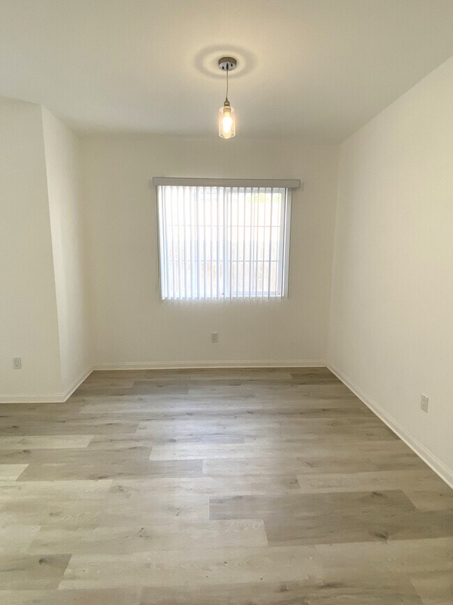Building Photo - 9731 Vesper Ave