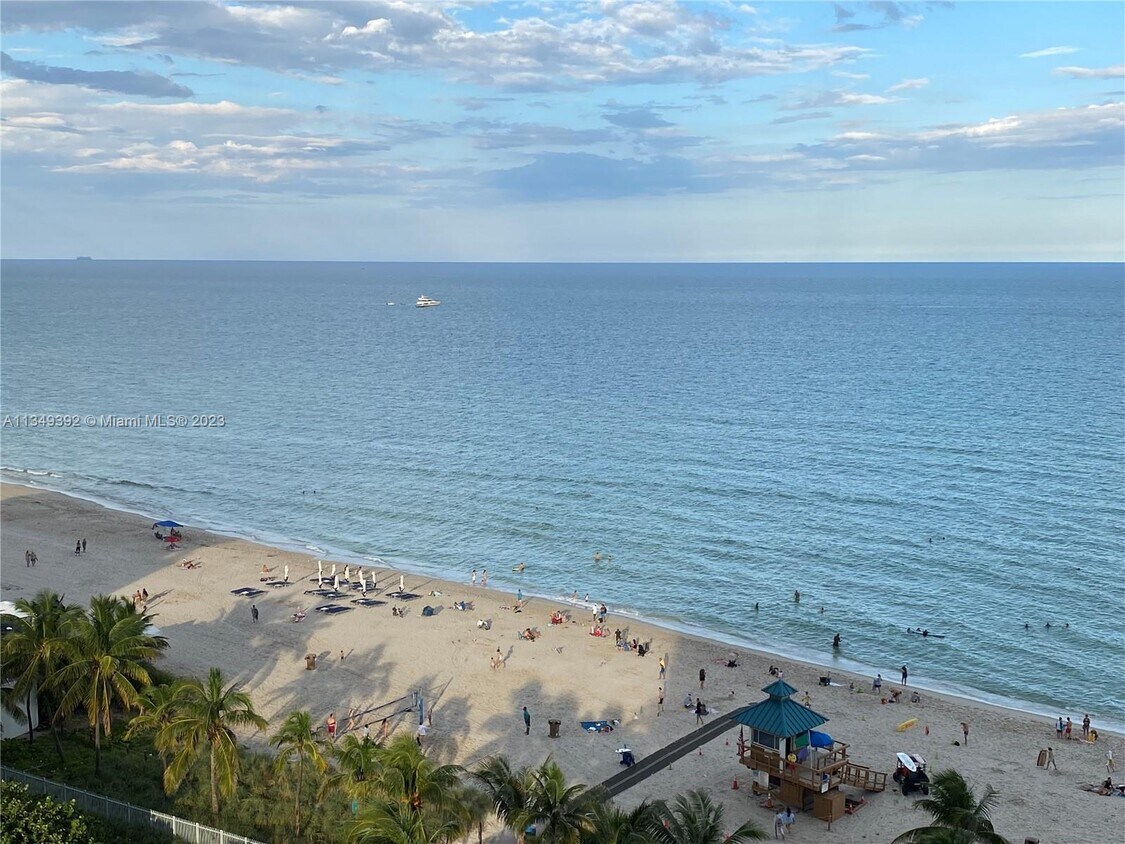 Foto principal - 17375 Collins Ave