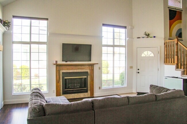 Building Photo - "Spacious 4-Bed, 3-Bath Townhouse Retreat ...